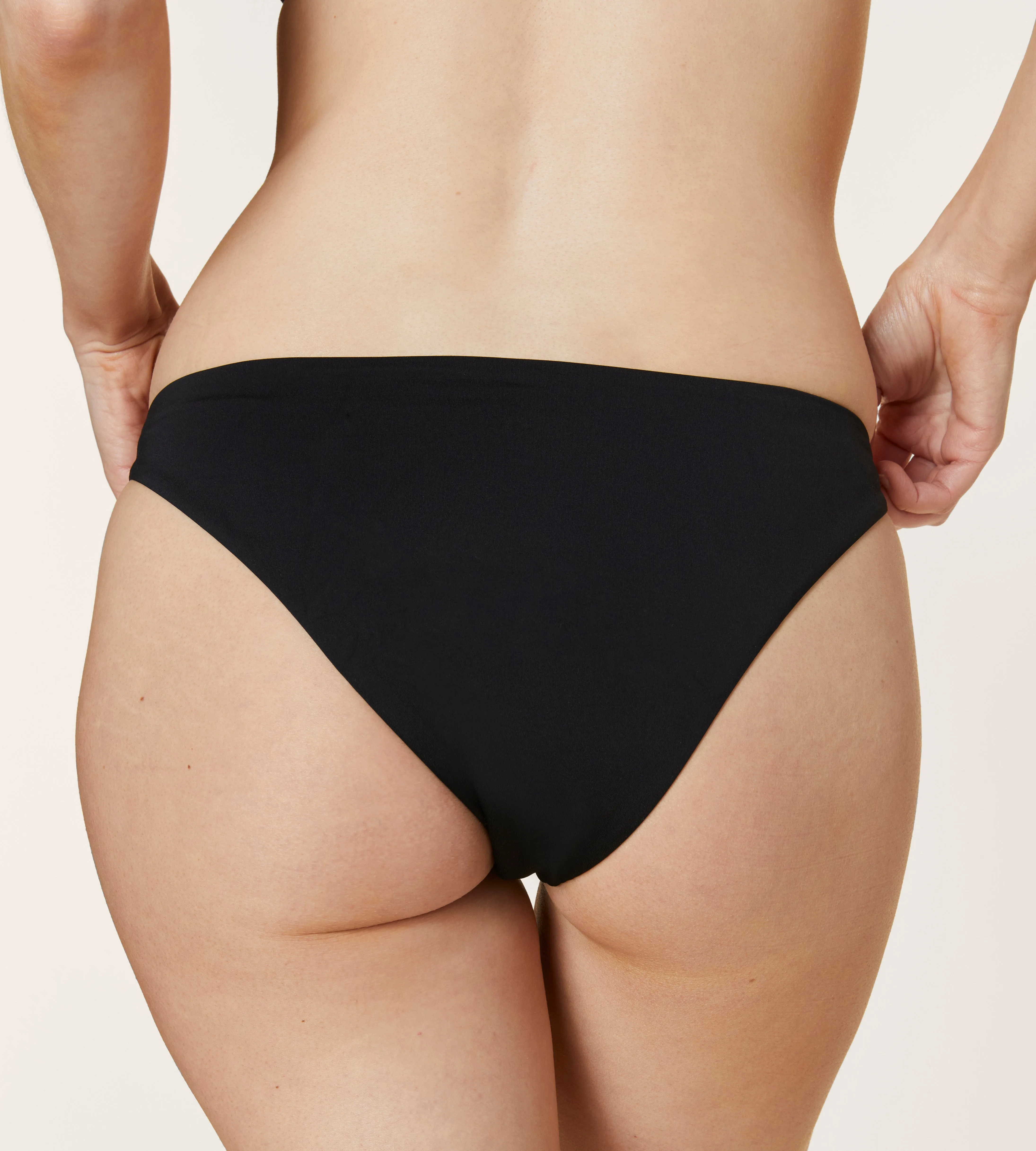 The Cheeky Bottom - Flat - Black